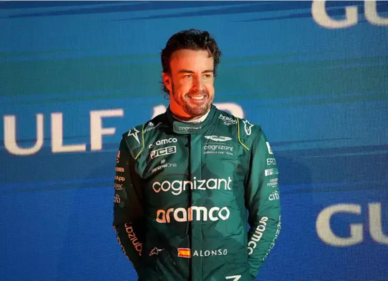  Fernando Alonso con el mono de Aston Martin celebrando el podio 