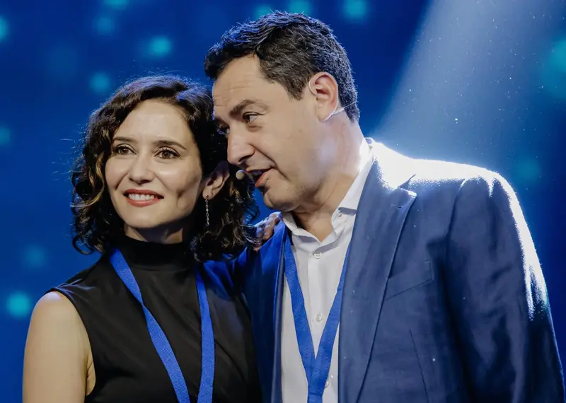  Archivo - La presidenta de la Comunidad de Madrid; Isabel D&iacute;az Ayuso, y el presidente de la Junta y candidato del PP de Andaluc&iacute;a a la reelecci&oacute;n, Juanma Moreno, durante la primera jornada del XVII Congreso del Partido Popular de Madrid (Foto de archivo). - Carlos Luj&aacute;n - Europa Press - Archivo 