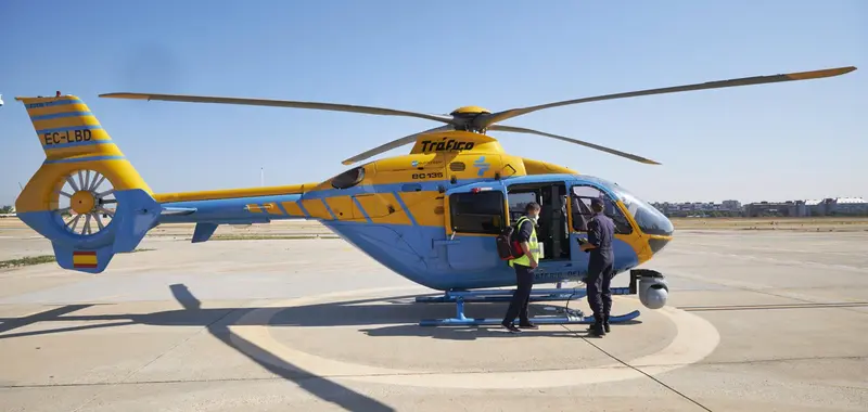  Archivo - Un operario y un militar tras el aterrizaje de uno de los helic&oacute;pteros Pegasus de la DGT - Jes&uacute;s Hell&iacute;n - Europa Press - Archivo 