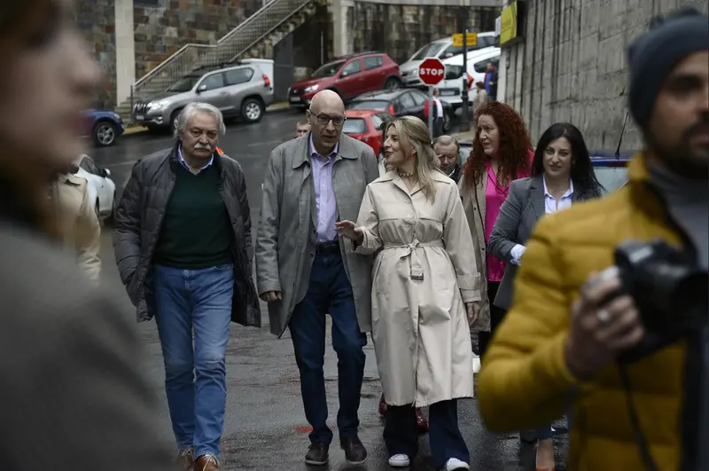  La vicepresidenta del Gobierno y ministra de Trabajo, Yolanda D&iacute;az (3i), junto con el alcalde de Barbad&aacute;s, Xos&eacute; Carlos Valc&aacute;rcel (2i), la teniente alcaldesa, Victoria Morenza (2d), y la concejala de Igualdad, Elisabet Gonz&aacute;lez (d), llegan a la conferencia - Rosa Veiga - Europa Press 