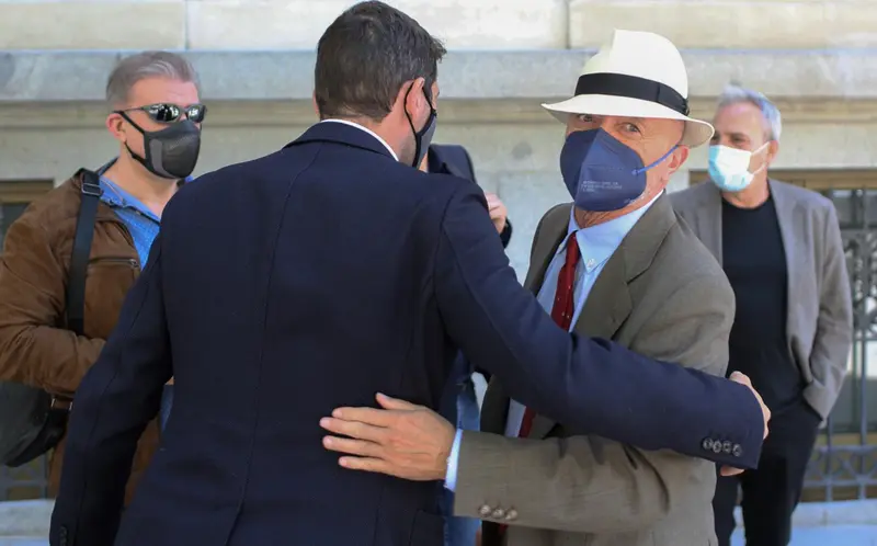  Archivo - El escritor Arturo P&eacute;rez-Reverte en las inmediaciones de la sede de la Real Academia Espa&ntilde;ola (RAE) - C&eacute;zaro De Luca - Europa Press - Archivo 