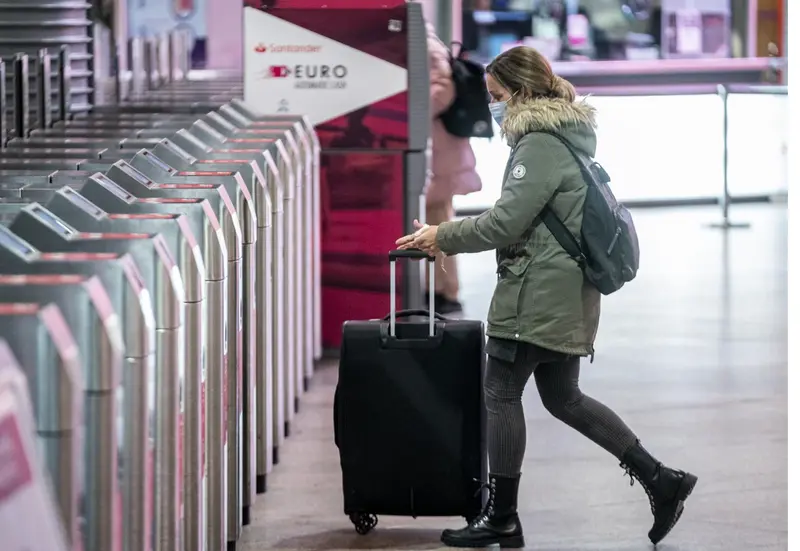  Archivo - Una mujer con maleta. - A. P&eacute;rez Meca - Europa Press - Archivo 