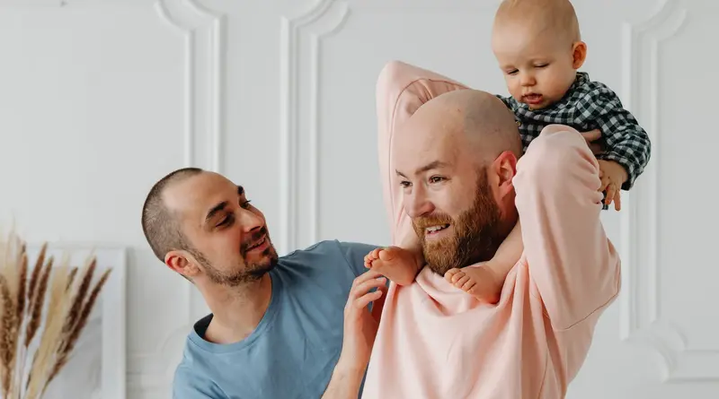  Una pareja con un beb&eacute; - Pexels 