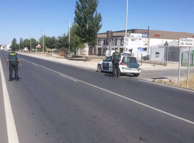  Archivo - Agentes de la Guardia Civil en Villanueva del Duque, en una imagen de archivo. - GUARDIA CIVIL - Archivo 