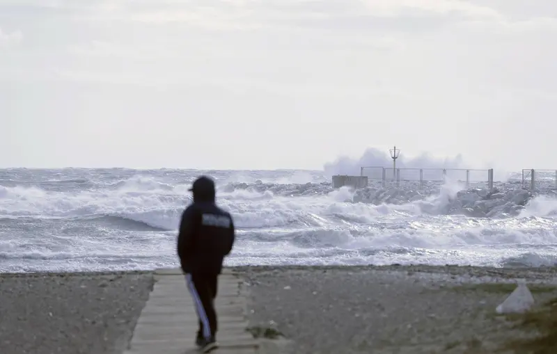  Varias personas en la playa de la Malagueta donde el temporal con vientos de 70 km/h y el litoral malague&ntilde;o registra olas de tres metros, a 10 de febrero de 2023 en M&aacute;laga (Andaluc&iacute;a, Espa&ntilde;a). (Foto de archivo). - &Aacute;lex Zea - Europa Press 