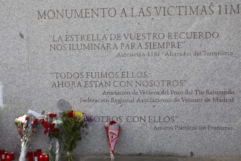  Ramos de flores en el monumento a las v&iacute;ctimas del 11-M 