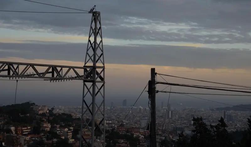  Archivo - Tendido el&eacute;ctrico, a 31 de diciembre de 2022, en Barcelona, Catalu&ntilde;a (Espa&ntilde;a). - David Zorrakino - Europa Press - Archivo 
