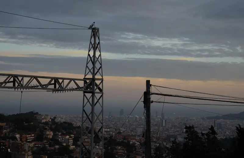 Tendido el&eacute;ctrico, a 31 de diciembre de 2022, en Barcelona, Catalu&ntilde;a (Espa&ntilde;a). - David Zorrakino - Europa Press - Archivo 