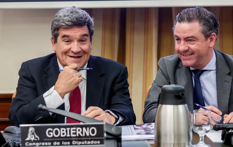  El ministro de Inclusi&oacute;n, Seguridad Social y Migraciones, Jos&eacute; Luis Escriv&aacute; (i), y el vicepresidente Segundo de la Comisi&oacute;n de Seguimiento y Evaluaci&oacute;n de los Acuerdos del Pacto de Toledo - Ricardo Rubio - Europa Press 