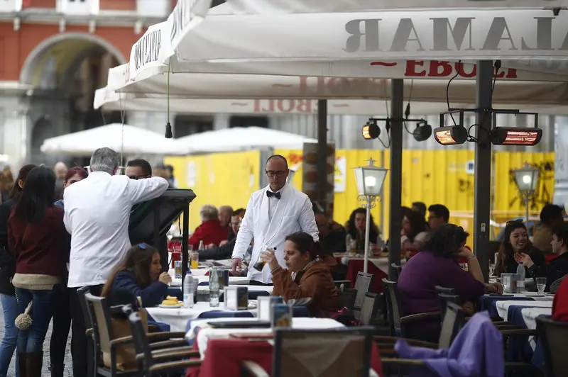  Archivo - Camareros trabajando - EUROPA PRESS - Archivo 