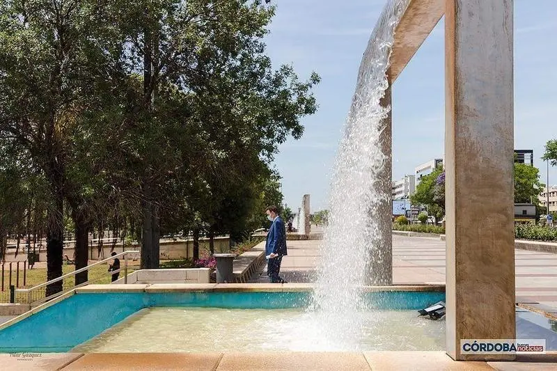  Hombre pasando junto a una de las fuentes de Vial Norte al mediodía / Pilar Gázquez. 
