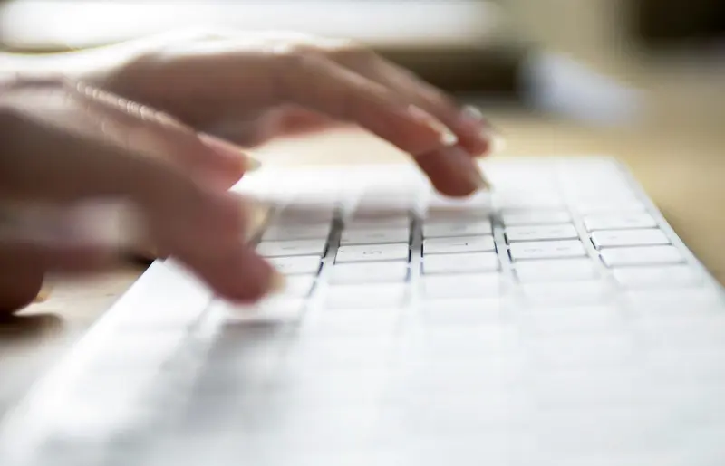  Archivo - Internet, internauta, teclado, conexi&oacute;n a internet, oficina, trabajar, teletrabajo, ordenador, red. - XUNTA - Archivo 