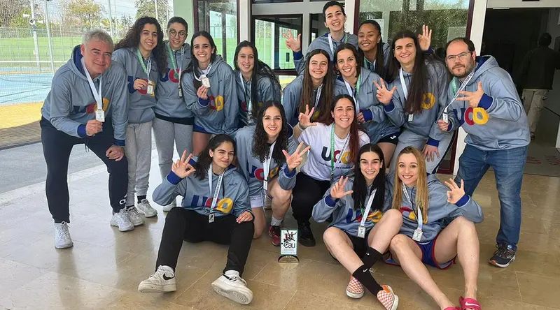  Jugadoras de la UCO celebrando el bronce en baloncesto 