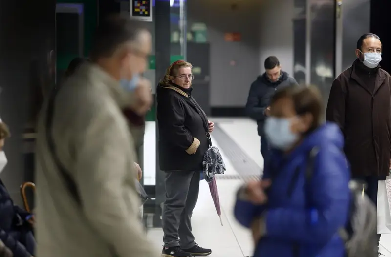  Varias personas con y sin mascarillas en el interior del metro. A 08 de febrero de 2023, en M&aacute;laga (Andaluc&iacute;a, Espa&ntilde;a). - &Aacute;lex Zea - Europa Press - Archivo 