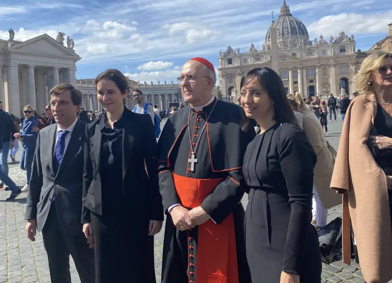  El alcalde de Madrid, Jos&eacute; Luis Mart&iacute;nez Almeida; la presidenta de la comunidad de Madrid, Isabel D&iacute;az Ayuso, el cardenal y arzobispo de Madrid, Carlos Osoro, y la delegada del Gobierno en Madrid, Mercedes Gonz&aacute;lez, tras ser recibidos por el Papa - EUROPA PRESS 
