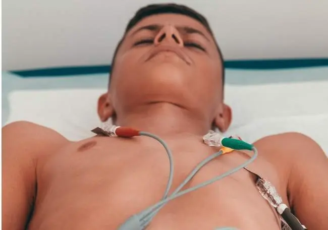  Adolescente con electrodos 