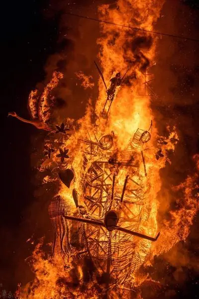  El fuego durante la Crem&agrave; de la Falla del Ayuntamiento de Val&egrave;ncia, a 19 de marzo de 2023, en Val&egrave;ncia 