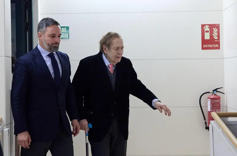  El presidente de VOX, Santiago Abascal (i), y el candidato de la moci&oacute;n de censura, el profesor Ram&oacute;n Tamames (d), a su llegada a una comparecencia ante los medios en el Congreso de los Diputados - Jes&uacute;s Hell&iacute;n - Europa Press 
