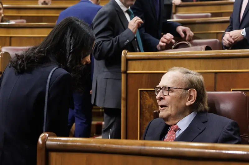  La portavoz de Ciudadanos en el Congreso, In&eacute;s Arrimadas (i) y el candidato de la moci&oacute;n de censura, profesor y economista Ram&oacute;n Tamames (d), a su llegada a un debate de la moci&oacute;n de censura, en el Congreso de los Diputados, a 21 de marzo de 2023, en Madr - Eduardo Parra - Europa Press 