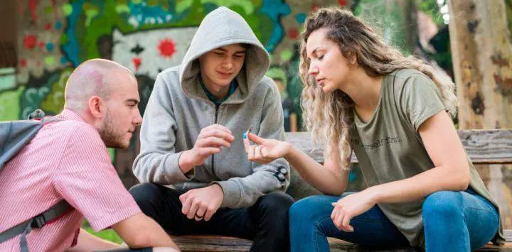  J&oacute;venes compartiendo un porro 