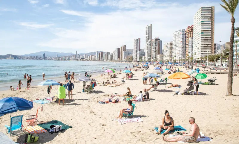  Numerosas personas se ba&ntilde;an y toman el sol en la playa de Poniente, a 11 de marzo de 2023, en Benidorm, Alicante, Comunidad Valenciana (Espa&ntilde;a). - Joaqu&iacute;n Reina - Europa Press 