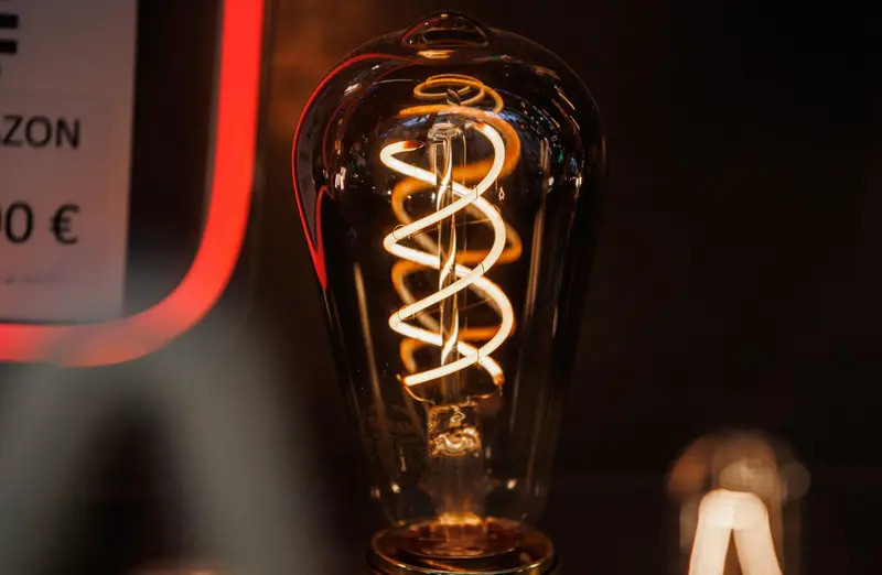  Archivo - Una bombilla en el escaparate de una tienda de l&aacute;mparas - Alejandro Mart&iacute;nez V&eacute;lez - Europa Press - Archivo 