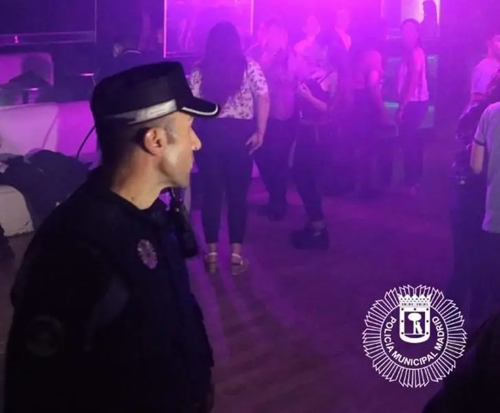  Agente de Polic&iacute;a Municipal de Madrid durante una inspecci&oacute;n en un bar de copas 