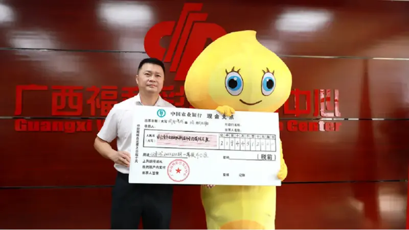  El Sr.Li posando con el boleto ganador de la loter&iacute;a china 