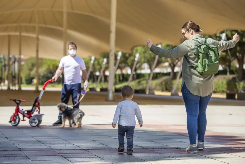  Archivo - Una familia pasea por un parque en Huelva. - A. P&eacute;rez - Europa Press - Archivo 
