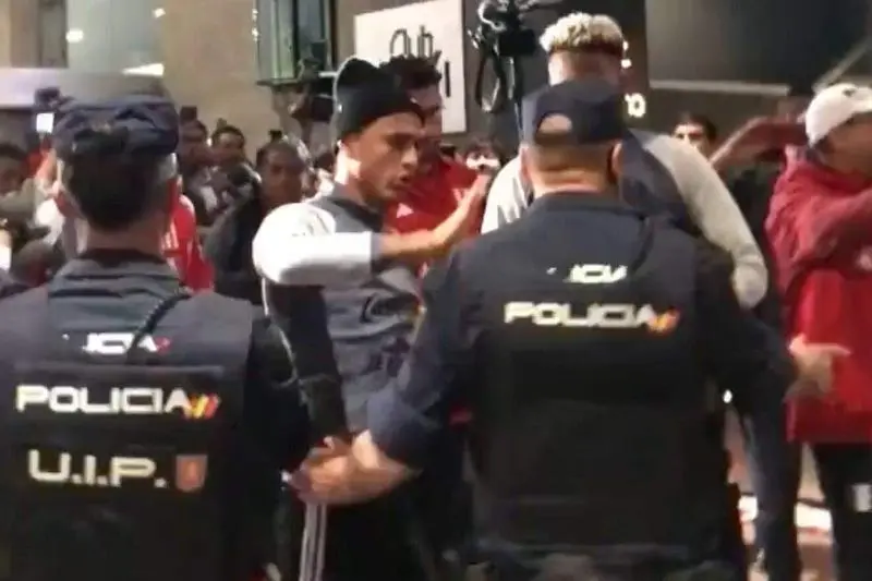  Momento del enfrentamiento entre la Polic&iacute;a Nacional y la Selecci&oacute;n nacional de f&uacute;tbol de Per&uacute; 