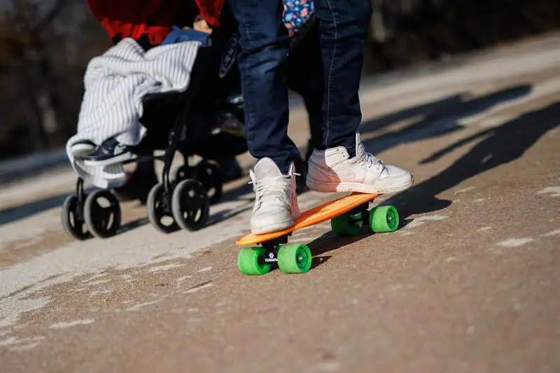  Un ni&ntilde;o con un patinete pasea por el parque del Retiro. - Alejandro Mart&iacute;nez V&eacute;lez 