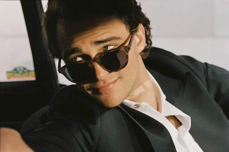  Pepe Barroso con unas gafas de la colecci&oacute;n M&Oacute; X  Silbon 