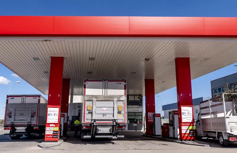  Un cami&oacute;n reposta en una gasolinera - Alberto Ortega - Europa Press - Archivo 