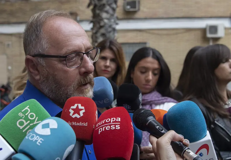 Archivo - El padre de Marta, Antonio del Castillo atiende a los medios de comunicaci&oacute;n ante al puerta de su domicilio - Mar&iacute;a Jos&eacute; L&oacute;pez - Europa Press - Archivo 