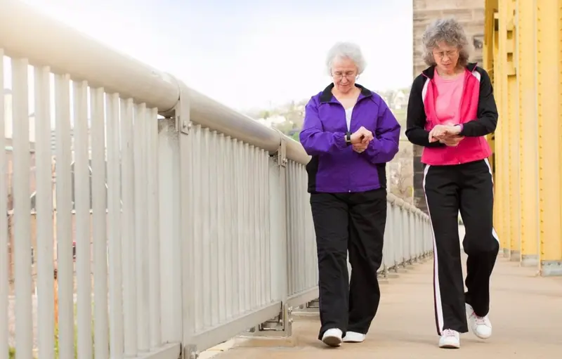  Archivo - Mujeres mayores andando y consultando sus pulsers que cuentan los pasos - INTERMOUNTAIN HEALTHCARE - Archivo 