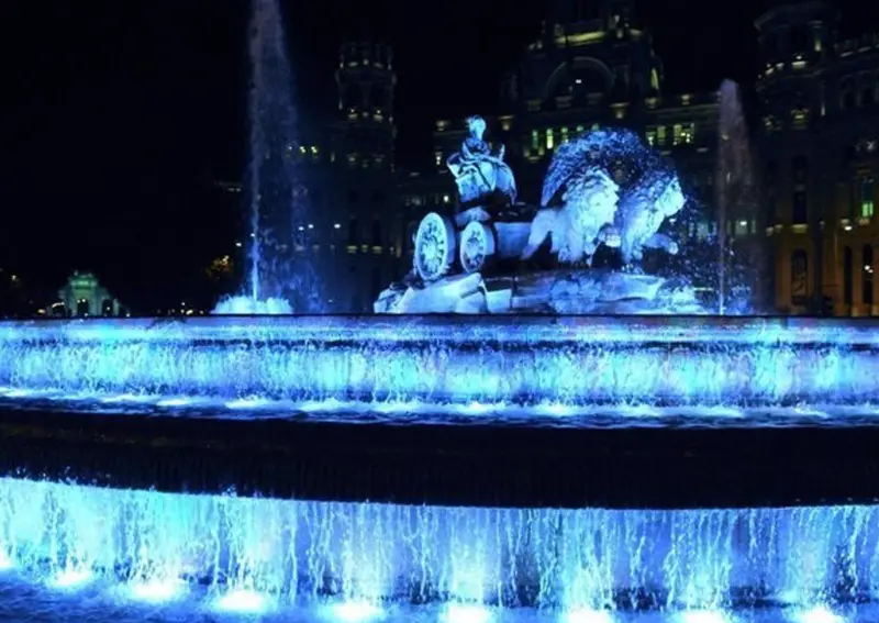  Archivo - La fuente de Cibeles iluminada de azul - AYUNTAMIENTO DE MADRID - Archivo 