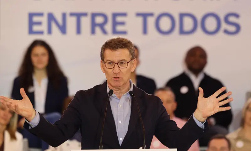  El presidente del Partido Popular (PP), Alberto N&uacute;&ntilde;ez Feij&oacute;o, interviene durante el acto de entrega de carn&eacute;s a nuevos afiliados en el &uacute;ltimo a&ntilde;o, en Zaragoza. - Fabi&aacute;n Sim&oacute;n - Europa Pres 