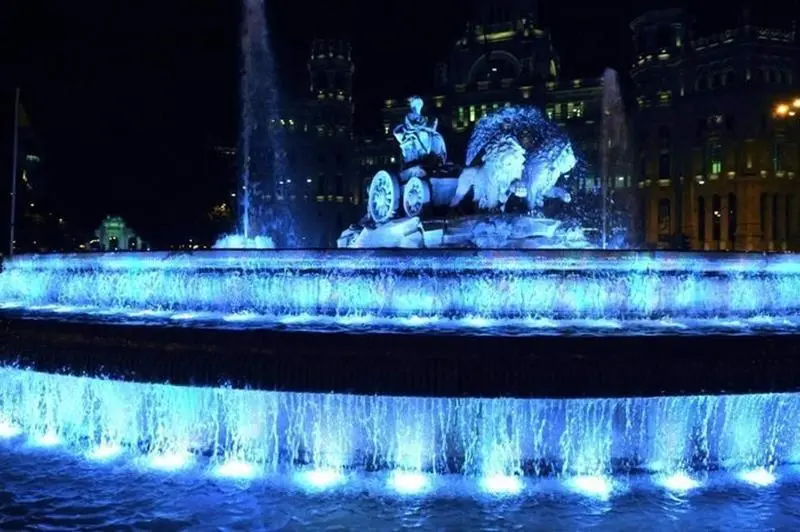  La fuente de Cibeles iluminada de azul 