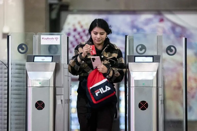  Una mujer sale de los trenes de Cercan&iacute;as en la estaci&oacute;n Puerta de Atocha 