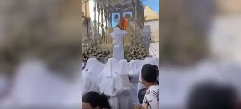  Virgen del Roc&iacute;o quem&aacute;ndose 