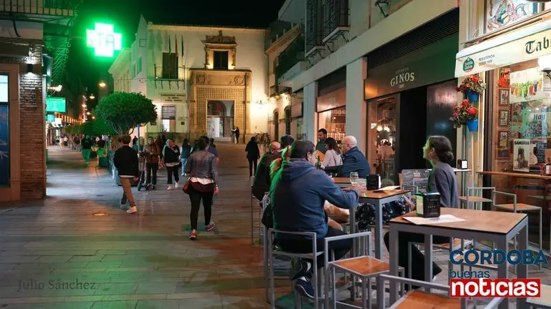  Gente en terrazas de bares en el centro  Julio sanchez CBN 