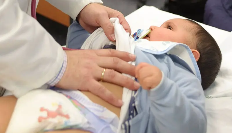  Archivo - Atenci&oacute;n sanitaria a un beb&eacute;, foto de recurso - JUNTA DE ANDALUC&Iacute;A - Archivo 