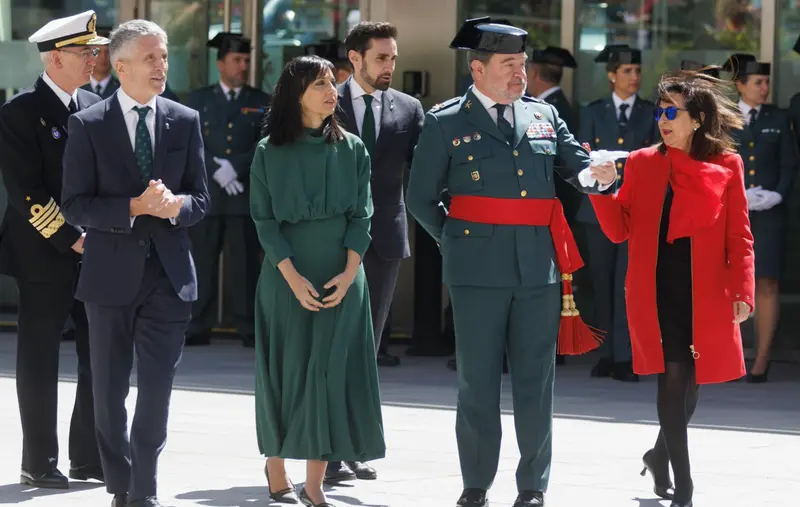  El ministro del Interior, Fernando Grande-Marlaska (1i); la nueva directora de la Guardia Civil, Mercedes Gonz&aacute;lez (2i), y la ministra de Defensa, Margarita Robles (1d), a su llegada a la toma de posesi&oacute;n de la nueva directora de la Guardia Civil, - Eduardo Parra - Europa Press 