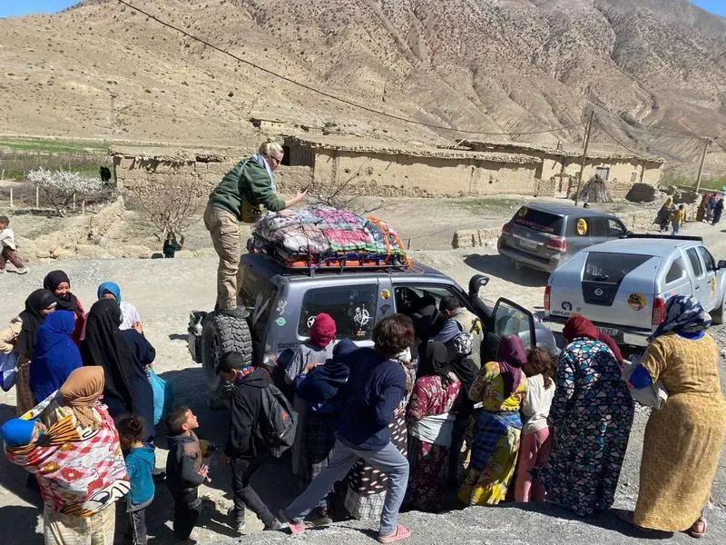  Una parada del Rally Solidario en una aldea de Marruecos - Solo Puente Genil 