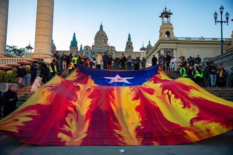  Una bandera de la estelada gigante durante la manifestaci&oacute;n &lsquo;Aqu&iacute; no s'ha acabat res' 