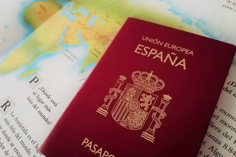  Archivo - Pasaporte espa&ntilde;ol sobre un mapa. - EUROPA PRESS - Archivo 
