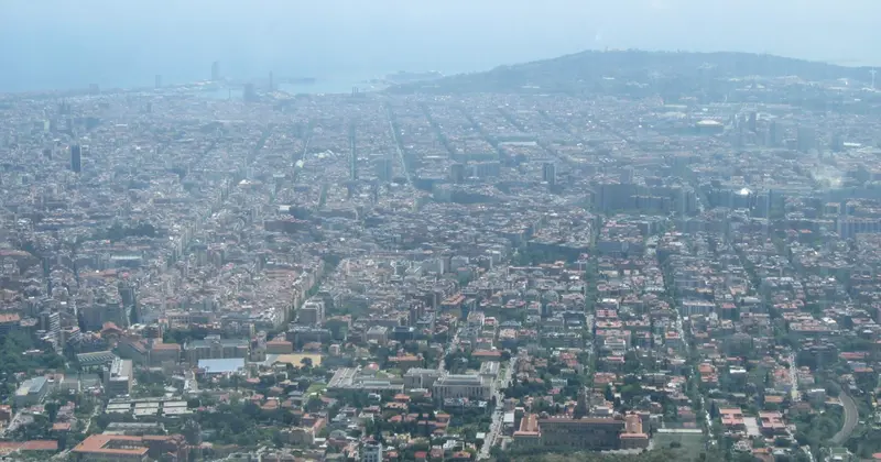 Archivo - Vista de la ciudad de Barcelona desde la sierra de Collserola, en un d&iacute;a de alta contaminaci&oacute;n. - EUROPA PRESS - Archivo 
