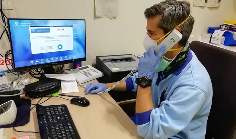  Un profesional sanitario en consulta 