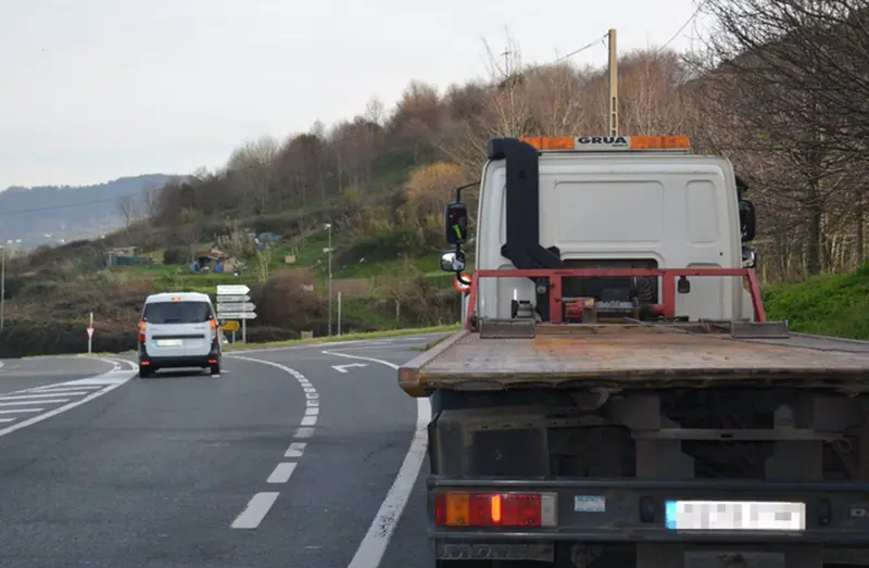  Archivo - Gr&uacute;a en carretera - GOBIERNO VASCO - Archivo 
