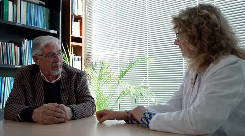  La jefa en funciones del servicio de Endocrinolog&iacute;a y Nutrici&oacute;n del Hospital Universitario La Paz de Madrid, Cristina &Aacute;lvarez, y un paciente de S&iacute;ndrome de Cushing. - HOSPITAL UNIVERSITARIO LA PAZ 